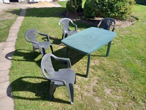 Plastový stůl, 4 židle, stojan na slunečník - 3