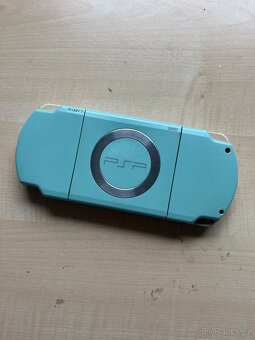 Sony PSP 2000 s 64GB kartou a hackem - 3