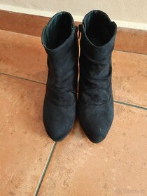Černé semišové kotníkové boty vel. 38 - 3