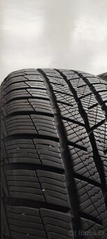 215/55/17 Barum Polaris 5, DOT 2322, vz 8.2mm-7.7mm - 3