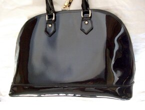 Stylová lakovaná KABELKA do ruky - 3