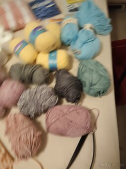 Velká sada přízí, háčky, knihy o háčkování... - 3