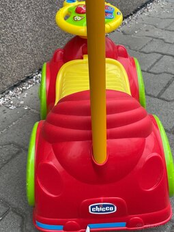ODRÁŽEDLO CHICCO S VODÍCÍ TYČÍ - 3