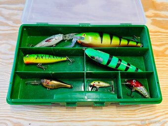 SADA PŘÍVLAČOVÝCH WOBLERŮ RAPALA, SAVAGE GEAR, JAXON + BOX 7 - 3