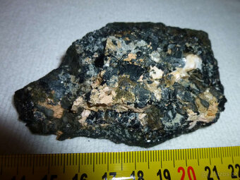 Minerál, nerost - hastingsit 2 - 3