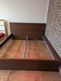 Prodám manželskou postel IKEA MALM 180x200 cm - 3