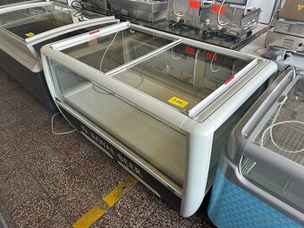 Vitrína do prostoru / ostrovní vitrína - 3