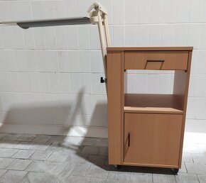 Stolek k lůžku s výklopnou deskou - 3