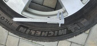 235/60R18 - 3