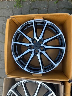 ORIGINÁL Alu Toyota Yaris XP210 R18, 5x100 - ZÁNOVNÍ - 3