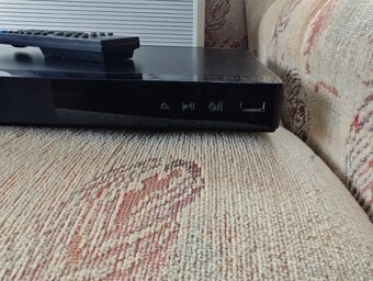 DVD přehrávač LG plus dva kufry s DVD - 3