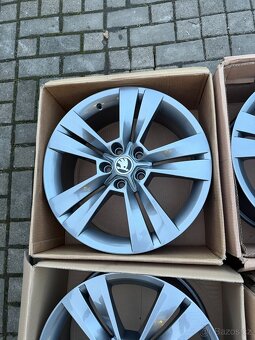 ORIGINÁL Alu Škoda MYTIKAS R18, 5x112 - TOP STAV - 3