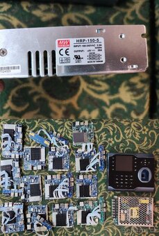 Monitory, kabelaže, diody, 13x Základní deska, notebook - 3