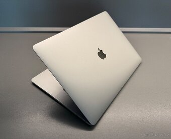 Apple MacBook Pro 15" (2018) - Silver - 3