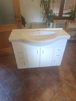 Koupelnová skříňka s umyvadlem - 3