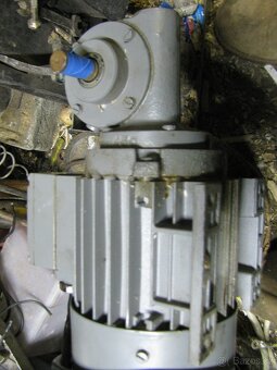 elektromotor s převodovkou na 220v - 3