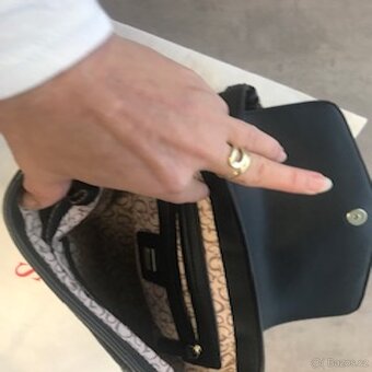 Černá kabelka zn. Guess - 3