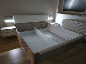Prodám postel s nočními stolky ( + osvětlení) - 3