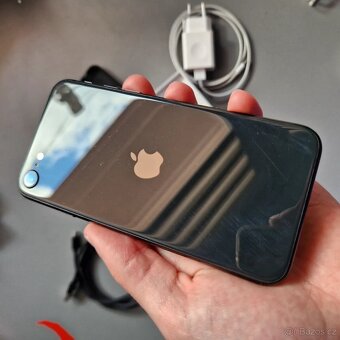 Iphone SE (2020) 64gb Černá - 3