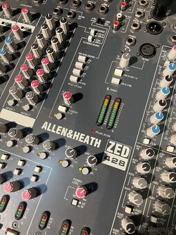 Mixážní pult ZED 428 - 3