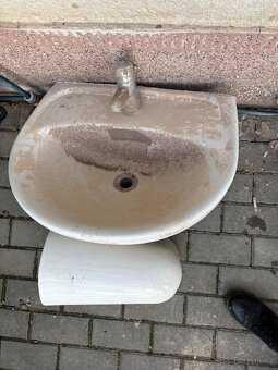 Keramické umyvadlo včetně baterie - 3