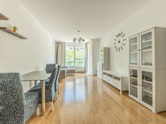 Moderní světlý byt 2+kk (51 m²) s lodžií a garážovým stáním, - 3