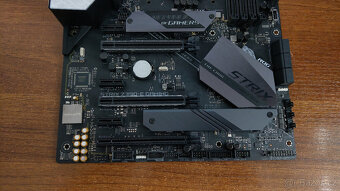 Asus ROG STRIX Z390-E GAMING - 3