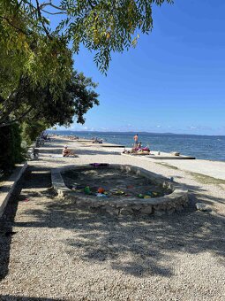 CHORVATSKO, apartmán, ubytovanie pri pláži s pieskom v mori - 3