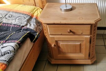 Postel ze dřeva a stolek - 3