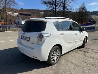 Toyota Verso 2,2 D-4D 110 KW r.v.2011 automat . - 3