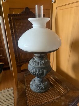 Starožitná petrolejová lampa se skleněným stínidlem - 3