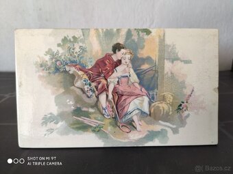 Romantická starožitná secesní kachlička- glazovaná keramika - 3