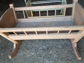 Stará dřevěná kolébka a kovové postýlky pro panenku - 3