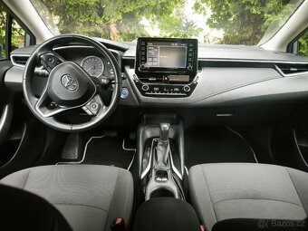 Toyota Corolla 1.8 hybrid, první majitel, rok výroby 2021 - 3