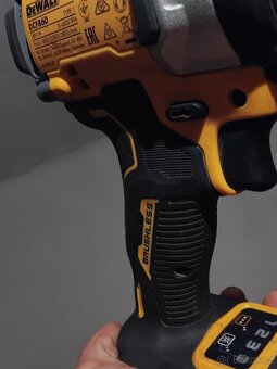 DeWalt rázový utahovák - 3