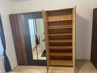 Šatní skříň se zrcadlem - 3