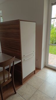 Jídelní stůl a vestavná lednice - 3