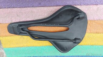 Sedlo carbon 152g - 3