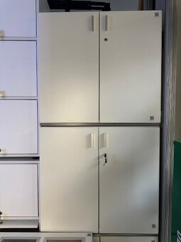 prodám bílou skřínku 72x80x48 - 3