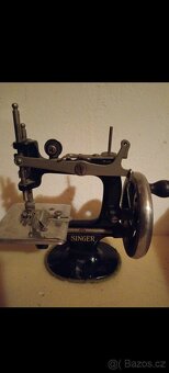 Miniaturní šicí stroj, Singer, cca 1920, dětská hračka - 3