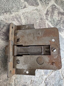 Zámek a klika asi na Praga V3S , T148 - 3