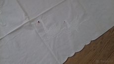 VYŠÍVANÝ UBRUS - LABUTĚ - 3