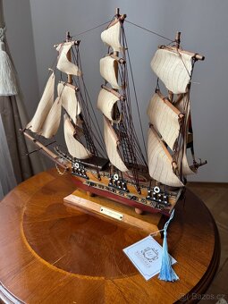 Model dřevěné loďe s plachtami na podstavci - 3
