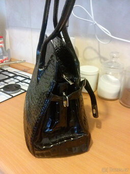 ČERNA ELEGANTNI KABELKA S LESKLYM KOVANIM - 3