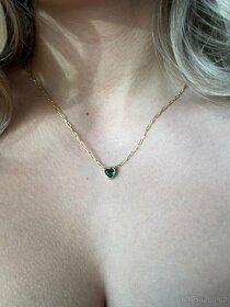 stříbrný náhrdelník se smaragdovým srdíčkem nenošený - 3