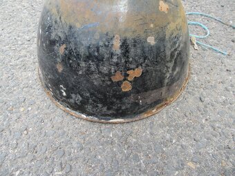 Nabízím starou industriální lampu. Poškozený smalt. Na 6 fot - 3