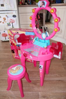 Kosmetický (toaletní) stolek Barbie - 3