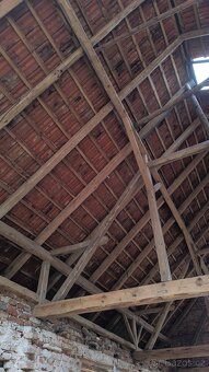 Starý tesaný krov, trámy, suchý, zdravý - 3