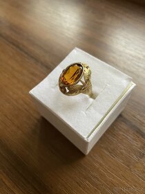 Starožitný zlatý prsten s medovým kamenem - 3