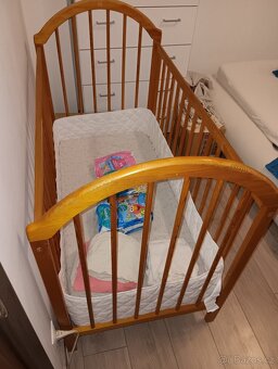 Dětská dřevěná postýlka + spousta příslušenství - 3